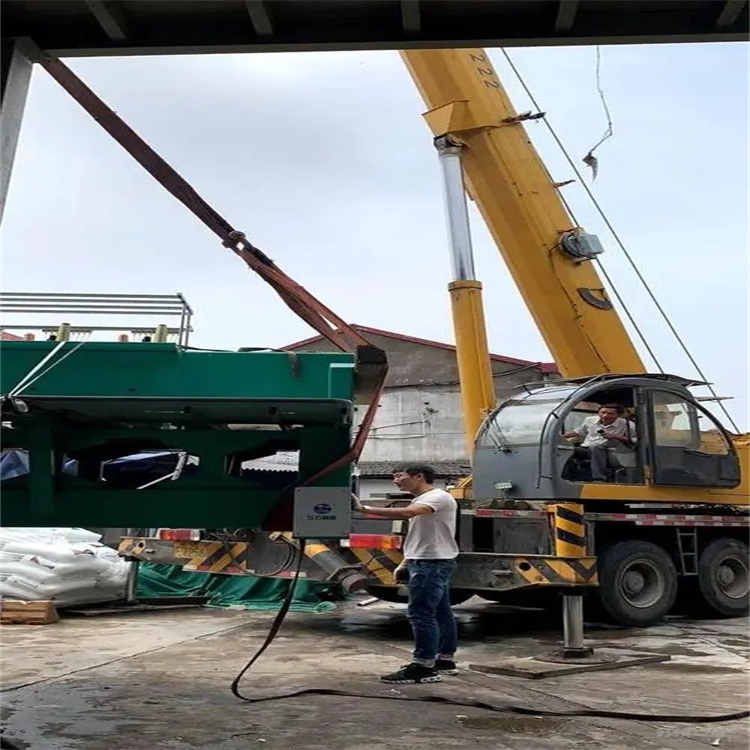 老城镇建筑工地吊装